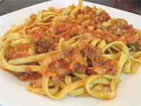 receta de Fettuccine ai funghi porcini con carne y tomate