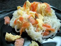 receta de Fideos chinos con revuelto de salmón
