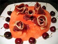 receta de Ensalada de sandia y picotas con rosas de jamón
